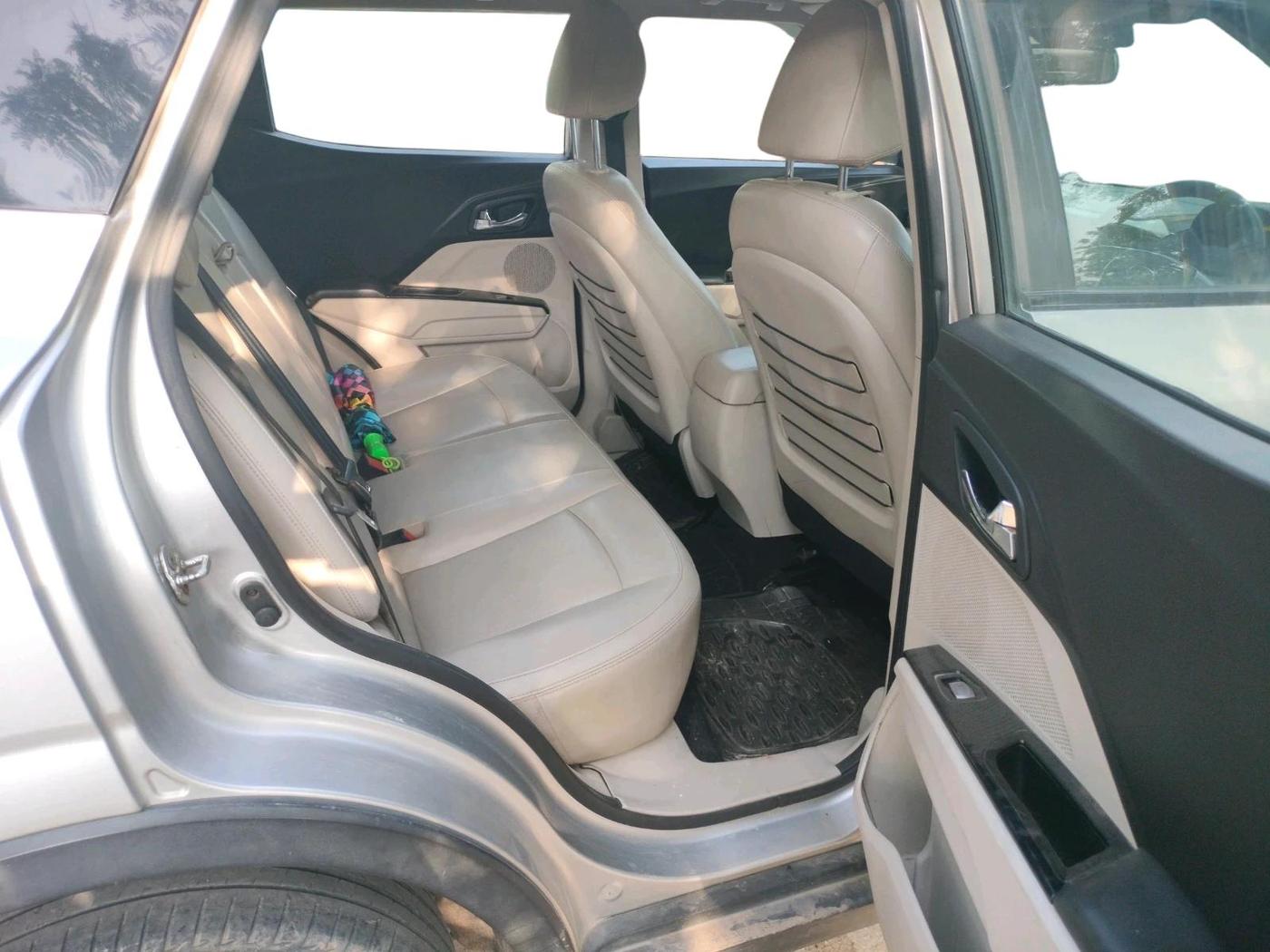 2019 Mahindra XUV300 W8 (O) 1.5 DIESEL, Diesel, Manual, 1,26,040 km, interior