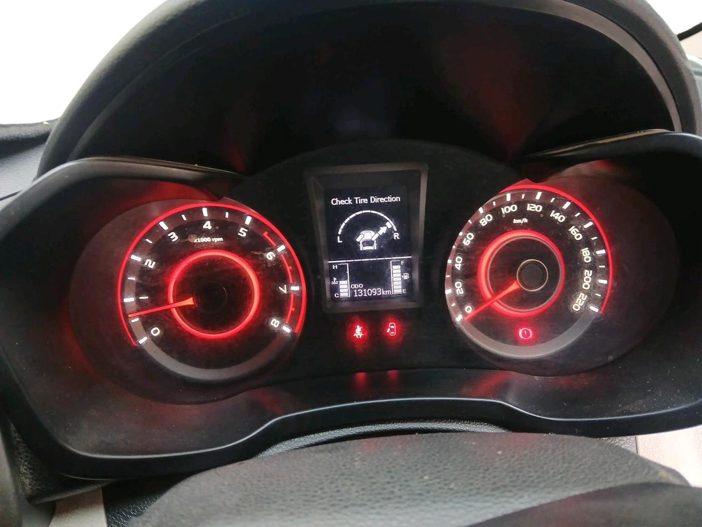 2021 Mahindra XUV300 W8 1.2 PETROL, Petrol, Manual, 1,31,093 km, interior