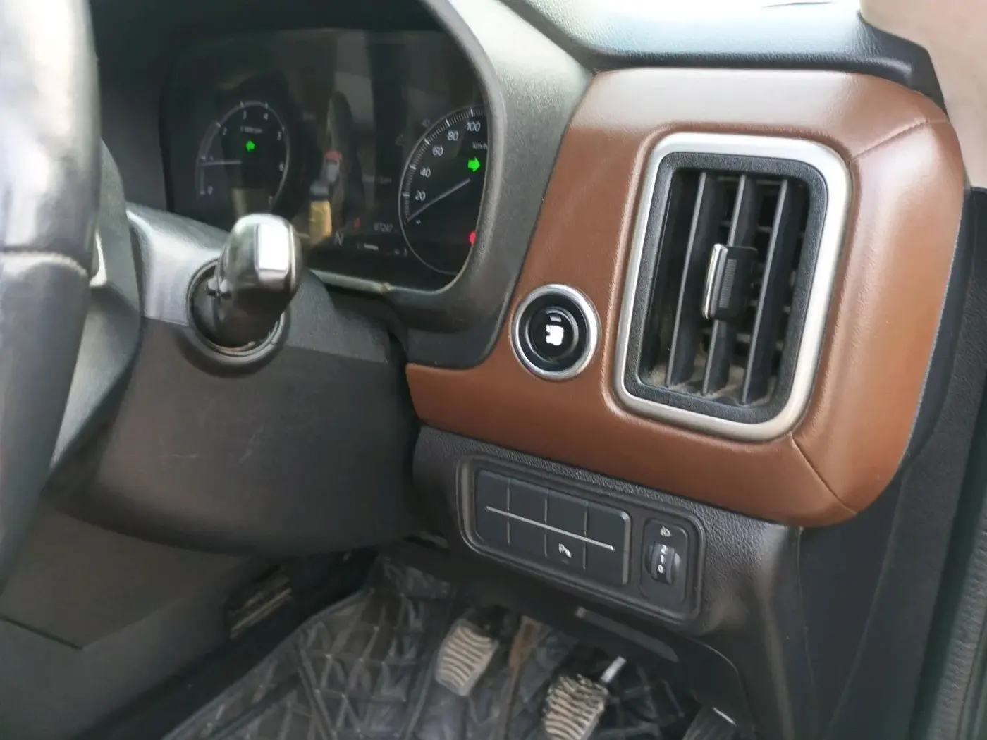 2022 Mahindra SCORPIO-N Z8 L PETROL MT 6 STR, Petrol, Manual, 67,247 km, interior