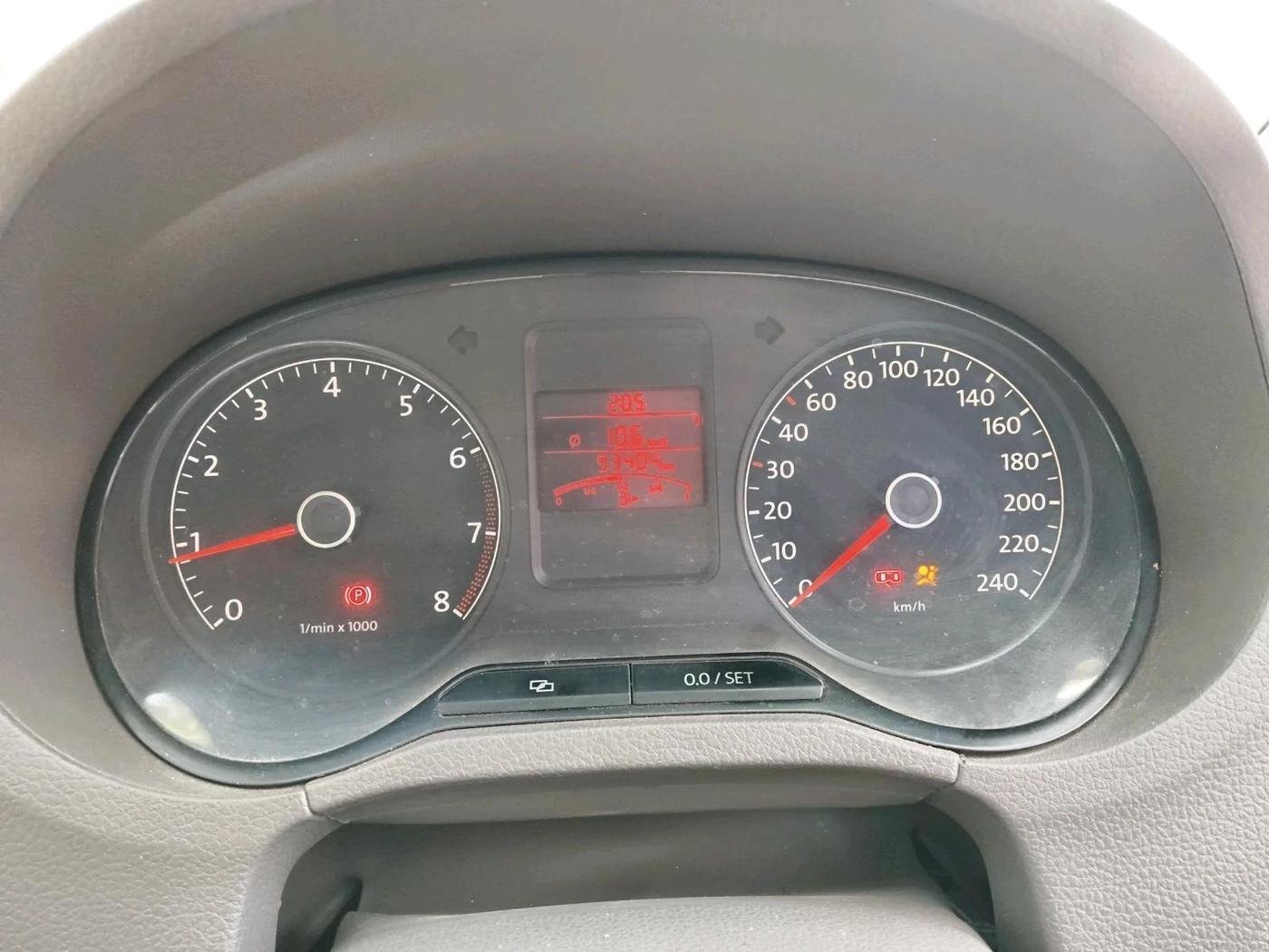 2013 Volkswagen Vento HIGHLINE 1.6 MPI, Petrol, Manual, 93,404 km, interior