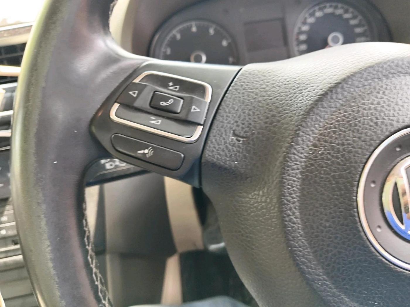 2013 Volkswagen Vento HIGHLINE 1.6 MPI, Petrol, Manual, 93,404 km, interior