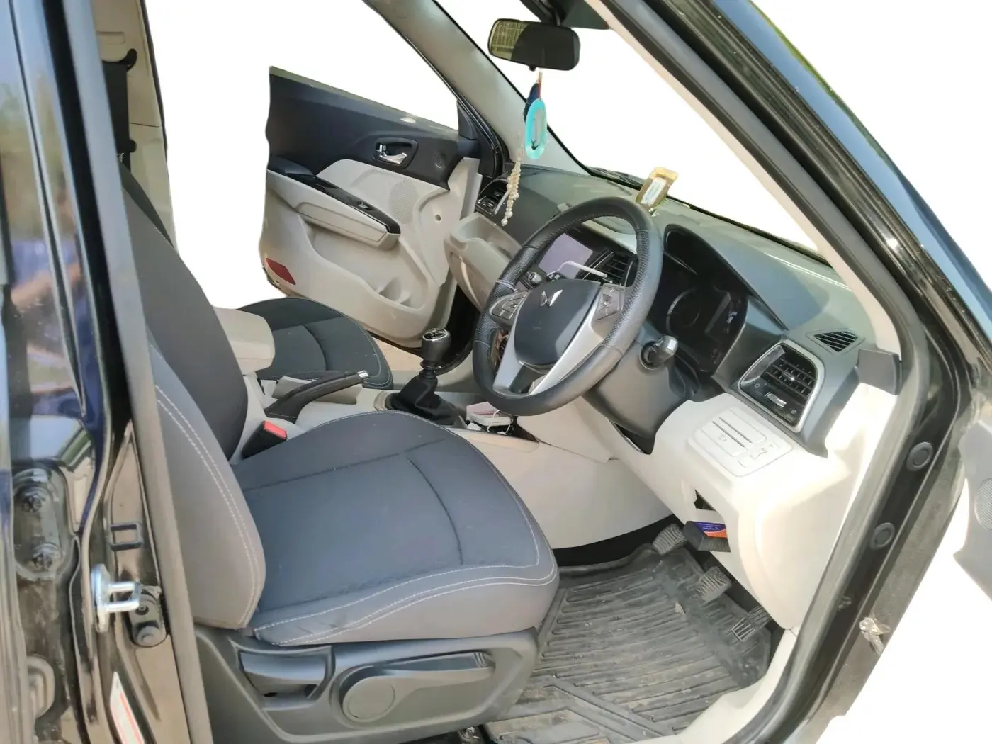 2023 Mahindra XUV300 W8 1.2 PETROL, Petrol, Manual, 21,865 km, interior