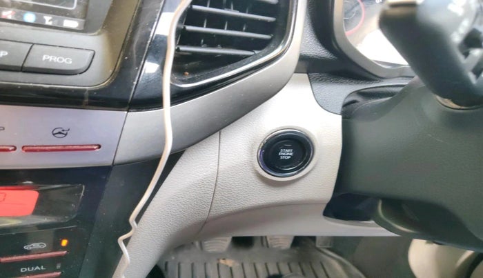 2023 Mahindra XUV300 W8 1.2 PETROL, Petrol, Manual, 21,865 km, interior