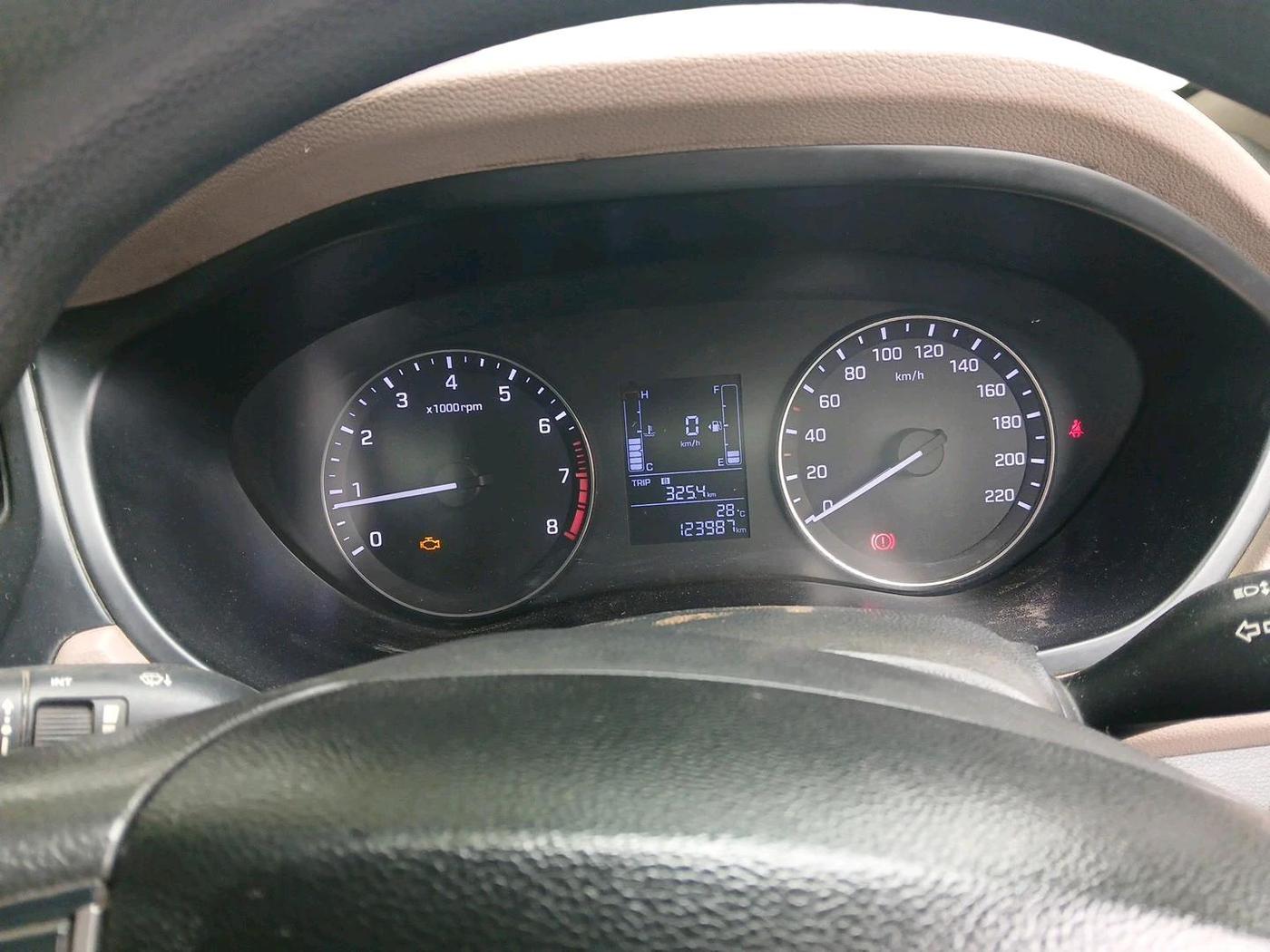 2016 Hyundai Elite i20 SPORTZ 1.2, CNG, Manual, 1,23,987 km, interior