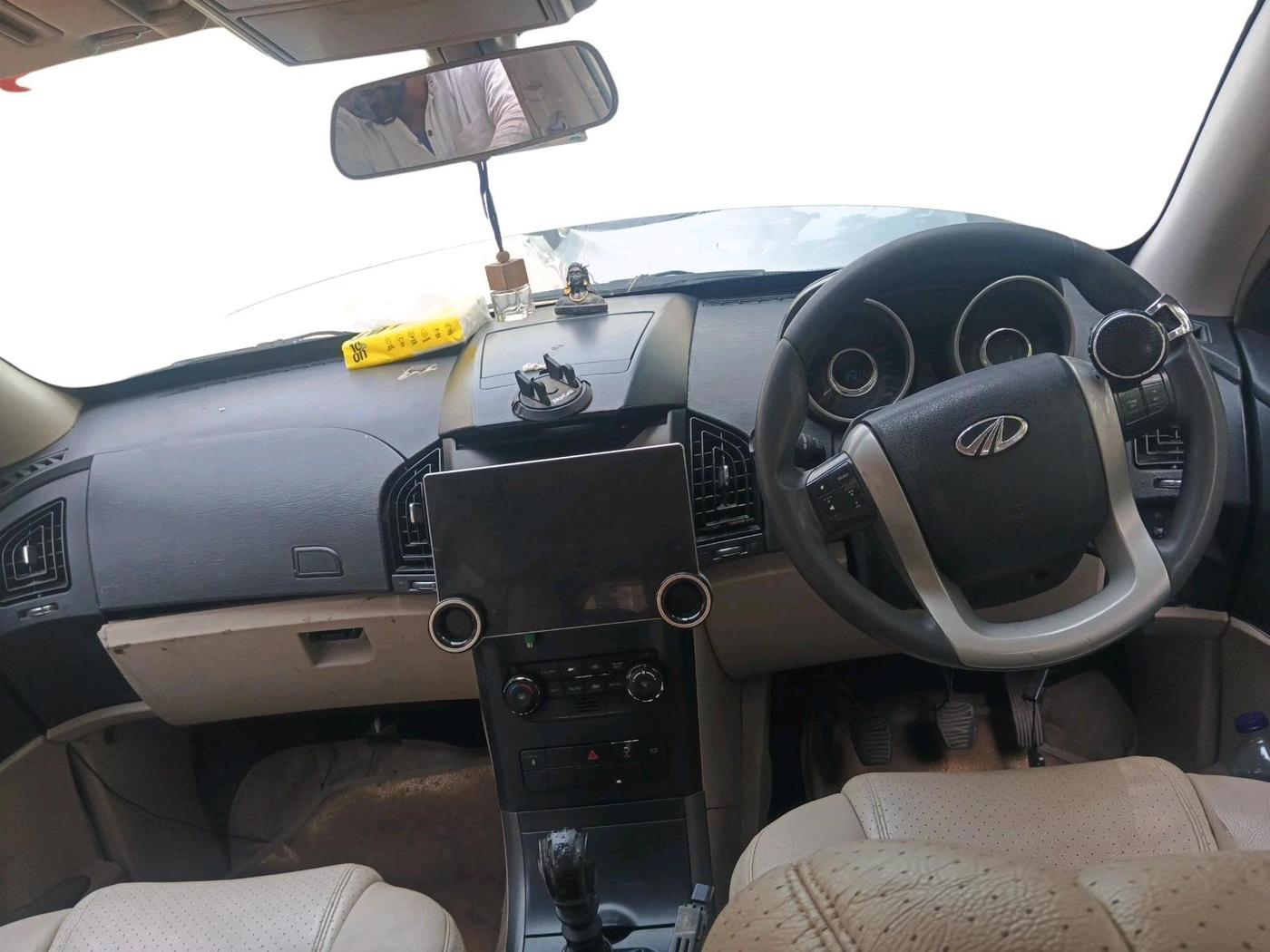 2017 Mahindra XUV500 W10 1.99, Diesel, Manual, 84,271 km, interior