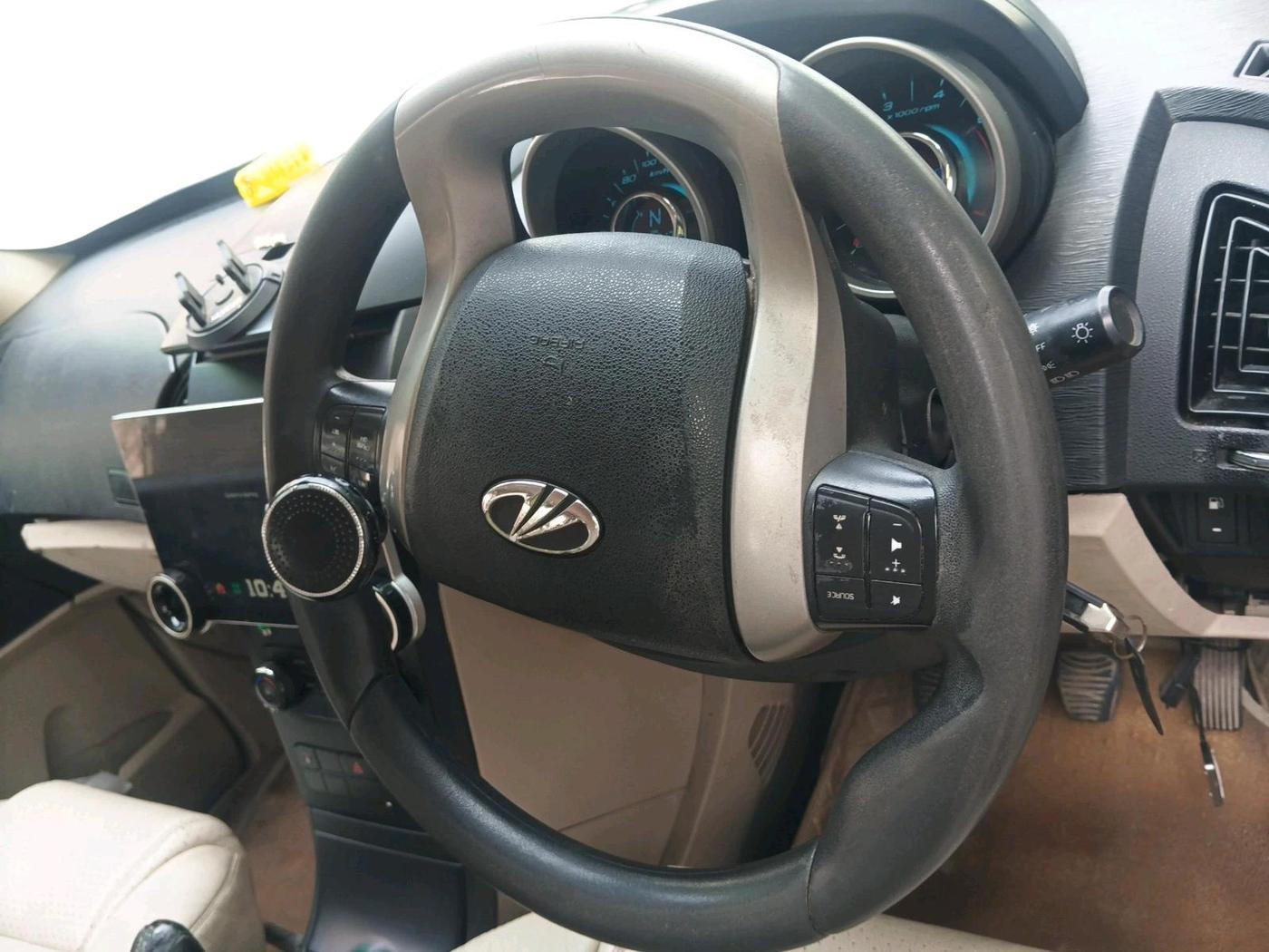 2017 Mahindra XUV500 W10 1.99, Diesel, Manual, 84,271 km, interior