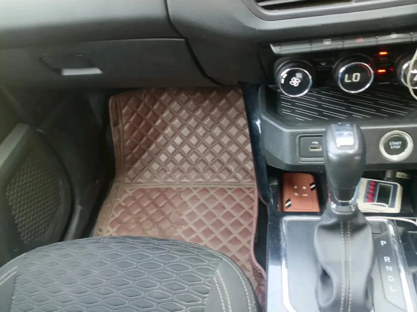 2022 Renault Kiger RXZ AMT, Petrol, Automatic, 27,245 km, interior