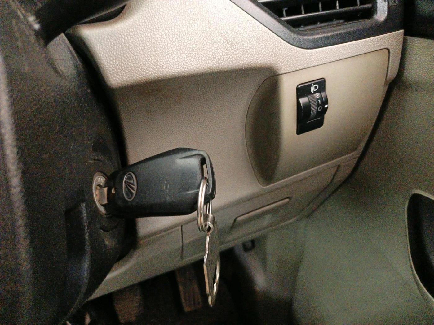 2017 Mahindra Kuv100 K4 D 6 STR, Diesel, Manual, 86,816 km, interior