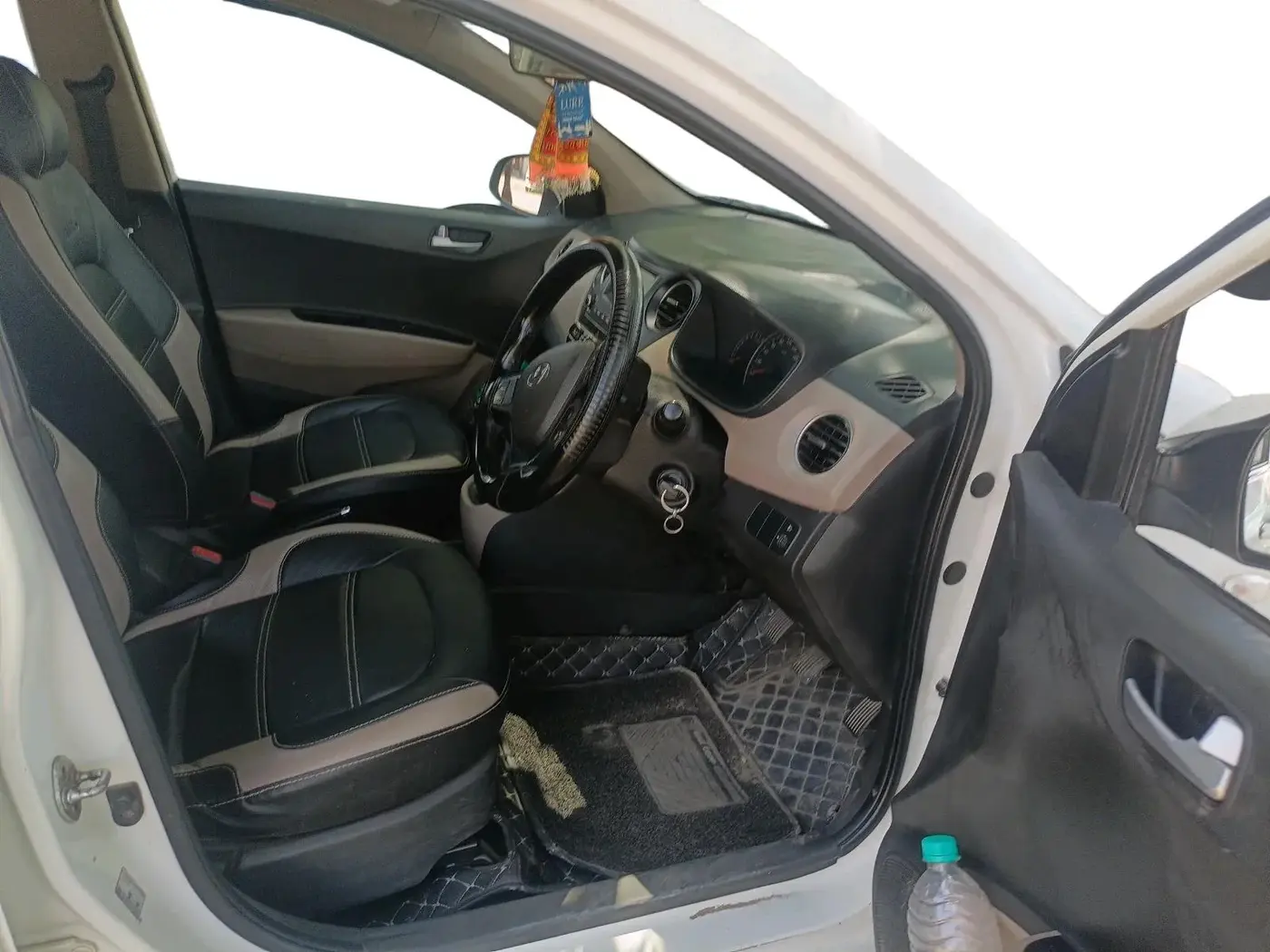 2017 Hyundai Grand i10 SPORTZ 1.2 KAPPA VTVT, Petrol, Manual, 1,20,735 km, interior