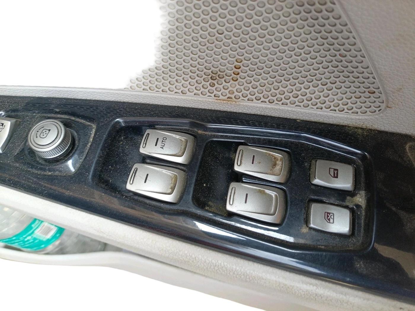 2020 Mahindra XUV300 W8 (O) 1.5 DIESEL AMT, Diesel, Automatic, 67,655 km, interior