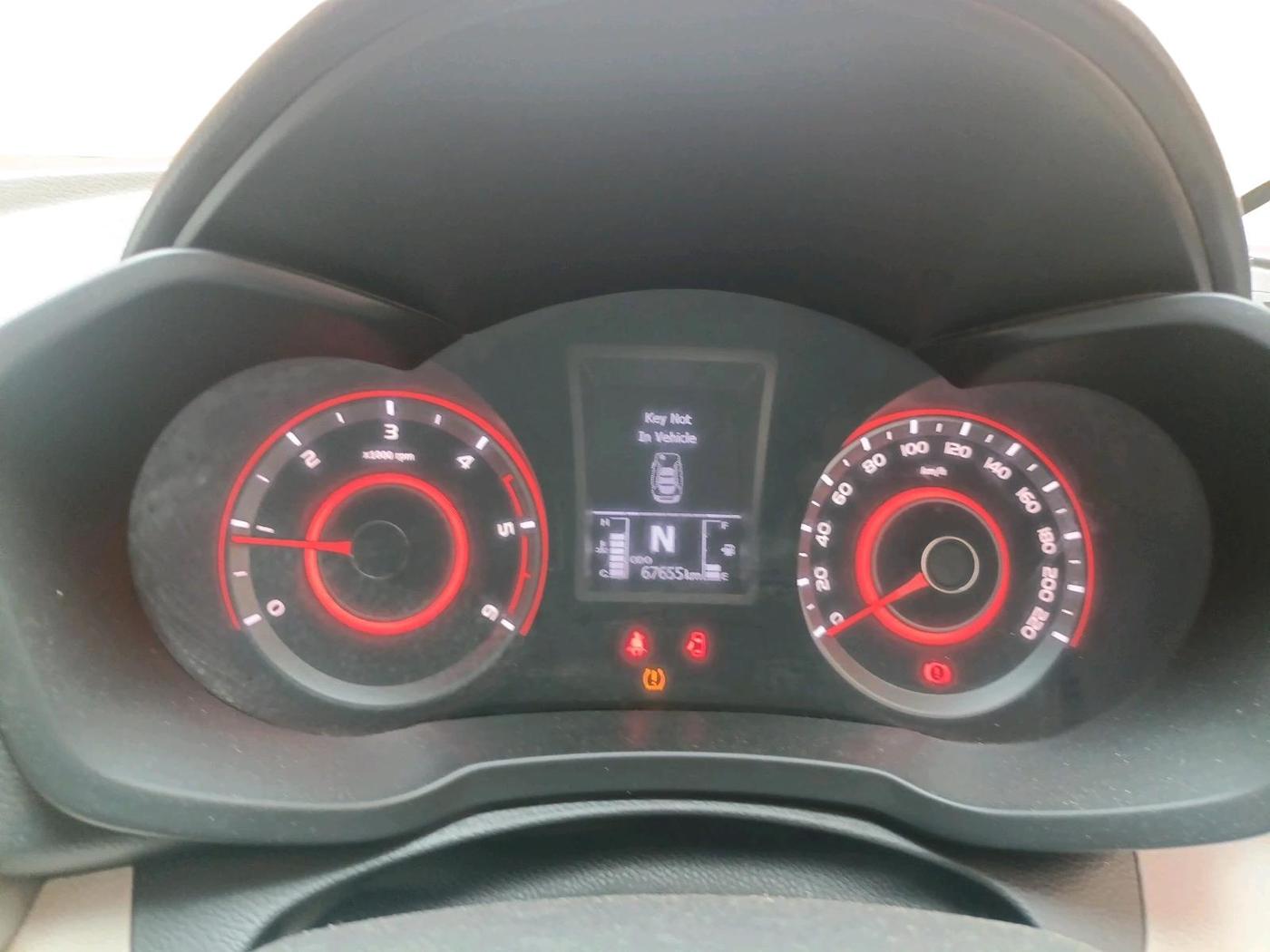 2020 Mahindra XUV300 W8 (O) 1.5 DIESEL AMT, Diesel, Automatic, 67,655 km, interior