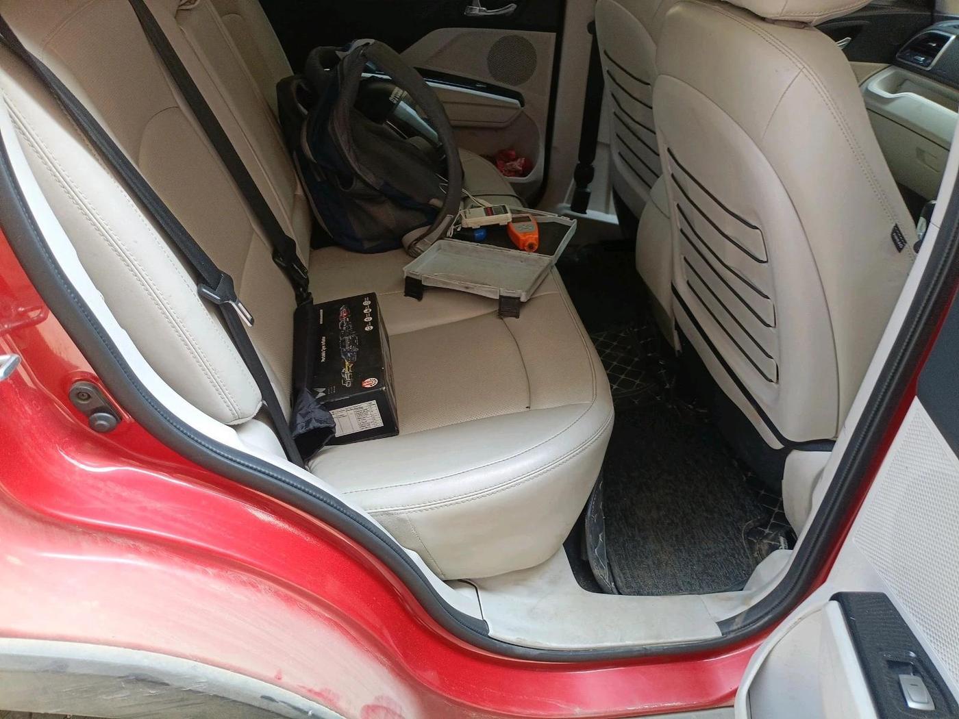 2020 Mahindra XUV300 W8 (O) 1.5 DIESEL AMT, Diesel, Automatic, 67,655 km, interior