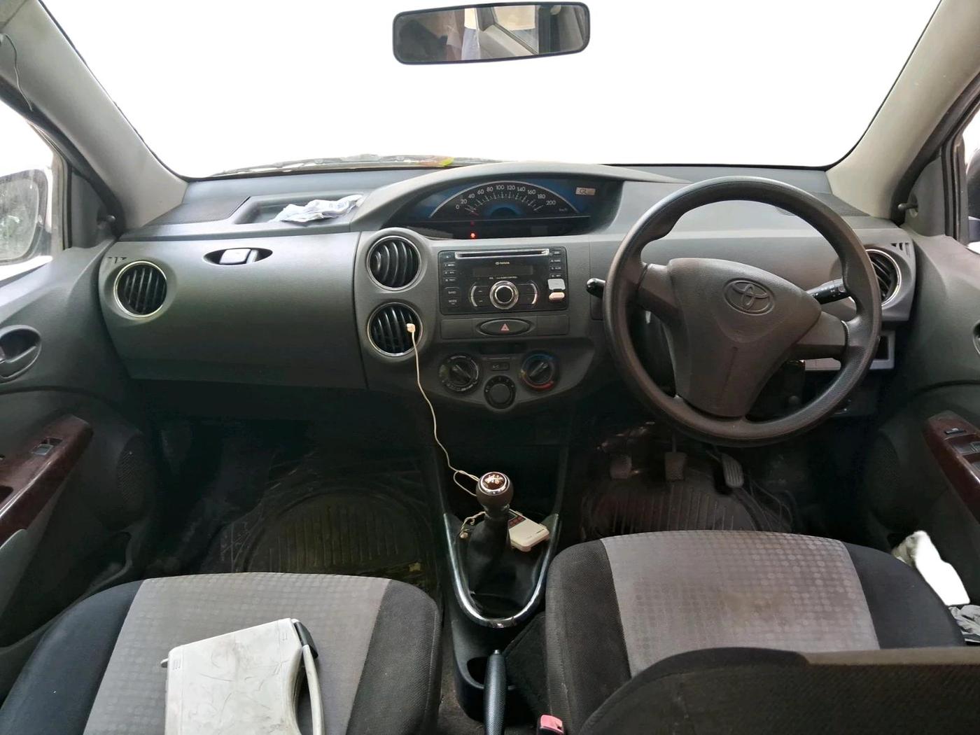 2013 Toyota Etios Liva G, Petrol, Manual, 52,801 km, interior