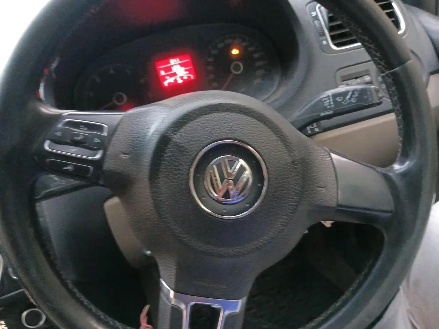 2014 Volkswagen Polo HIGHLINE1.2L, CNG, Manual, 1,24,521 km, interior