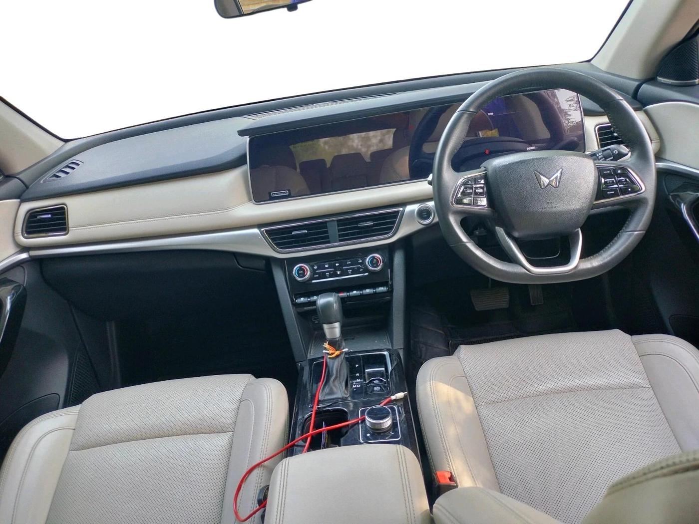 2025 Mahindra XUV700 AX 7 LUXURY D AT 7 STR, Diesel, Automatic, 66,099 km, interior