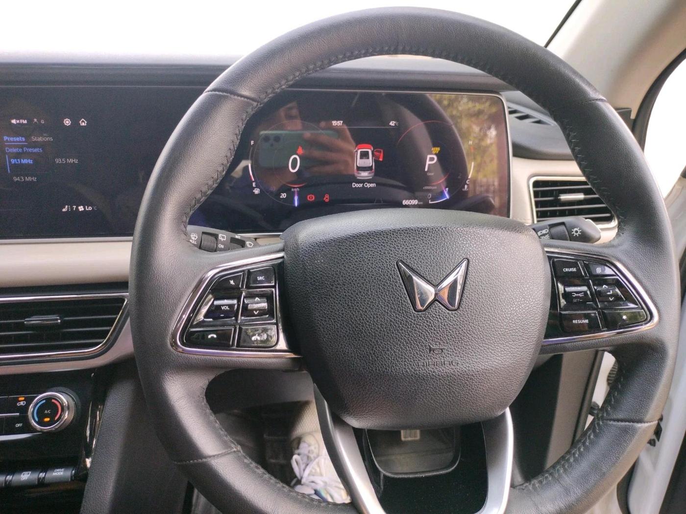 2025 Mahindra XUV700 AX 7 LUXURY D AT 7 STR, Diesel, Automatic, 66,099 km, interior