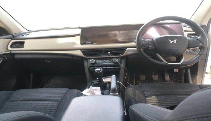 2023 Mahindra XUV700 AX 5 D MT 5 STR, Diesel, Manual, 26,154 km, interior