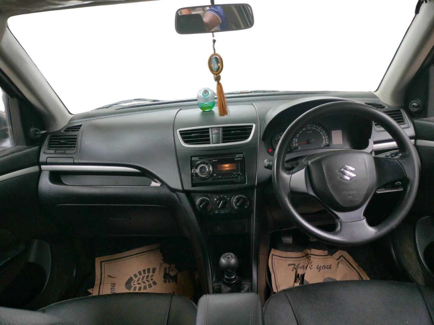 2017 Maruti Swift LXI (O), CNG, Manual, 72,404 km, interior