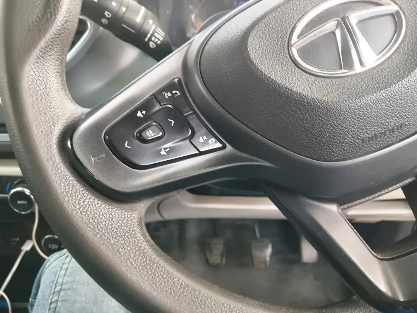 2023 Tata ALTROZ XZ CNG, CNG, Manual, 68,324 km, interior