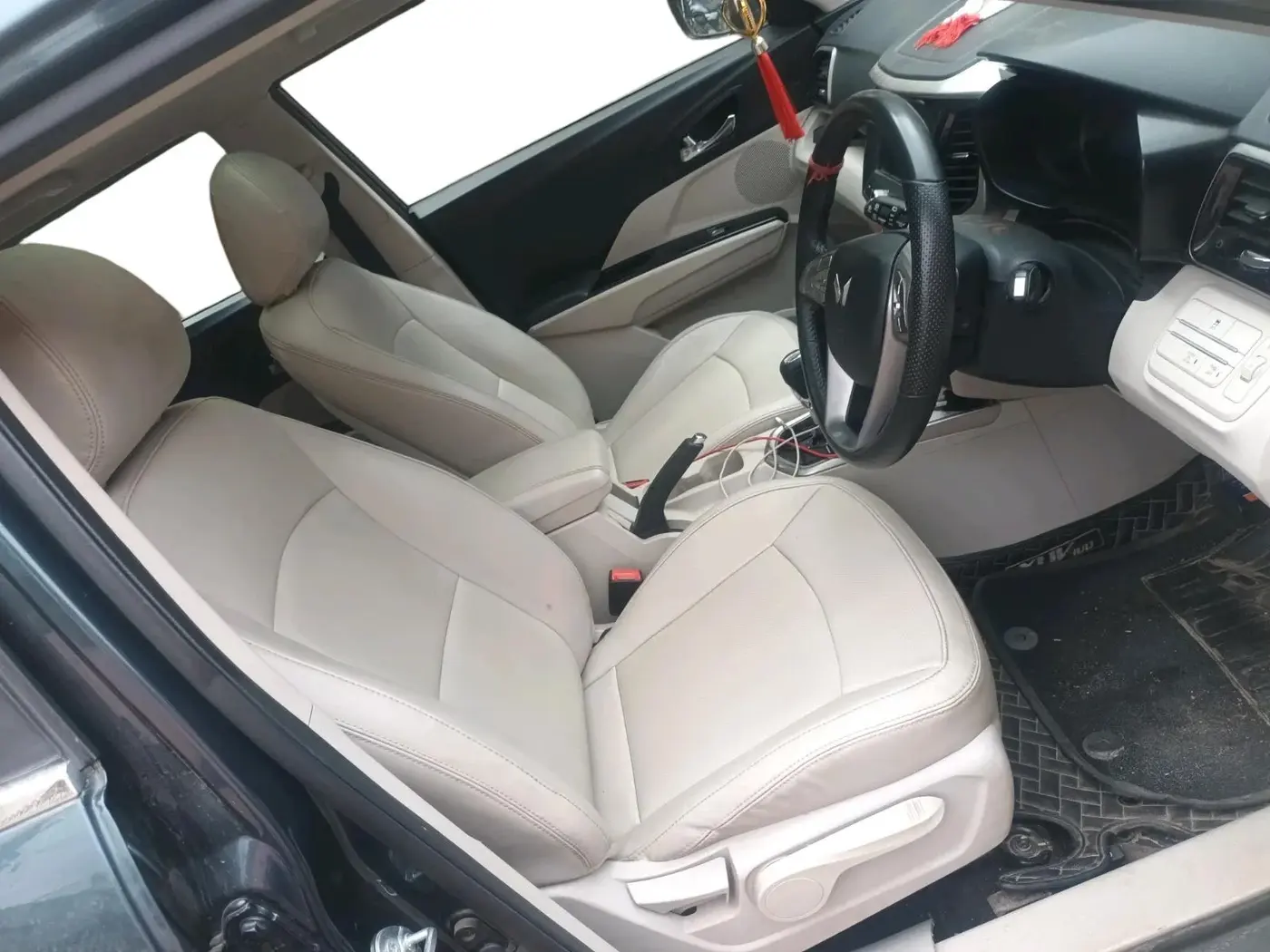 2023 Mahindra XUV300 W8 (O) 1.2 PETROL AMT, Petrol, Automatic, 53,116 km, interior