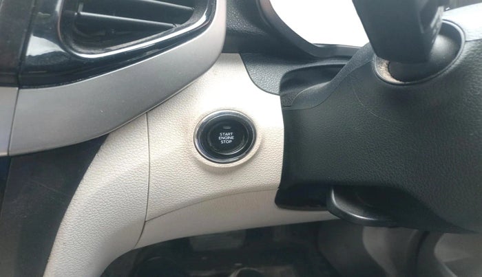 2023 Mahindra XUV300 W8 (O) 1.2 PETROL AMT, Petrol, Automatic, 53,116 km, interior