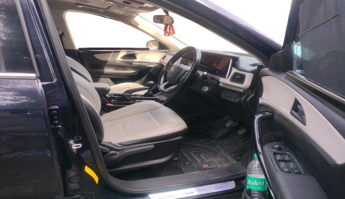 2023 Mahindra XUV700 AX 5 D MT 7 STR, Diesel, Manual, 78,084 km, interior