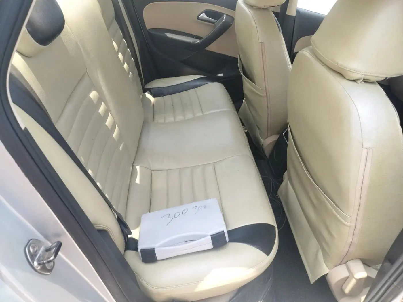 2016 Volkswagen Ameo HIGHLINE1.2L, Petrol, Manual, 1,61,828 km, interior