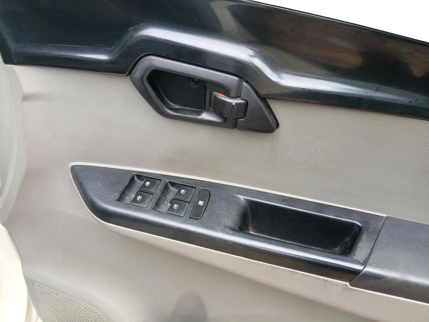 2016 Mahindra Kuv100 K4 D 6 STR, Diesel, Manual, 34,977 km, interior