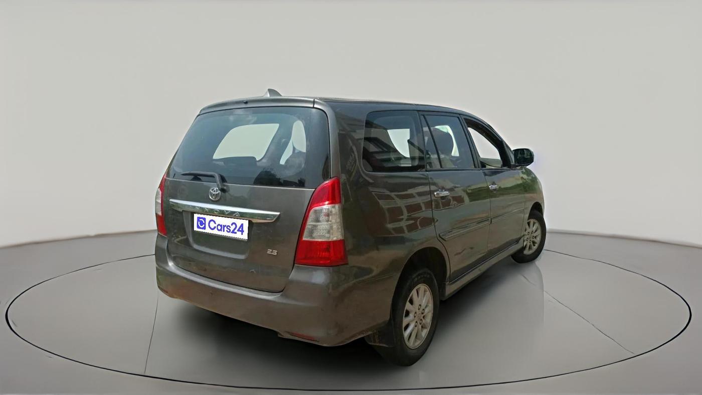 2013 Toyota Innova 2.5 VX 7 STR, Diesel, Manual, 2,15,000 km, exterior