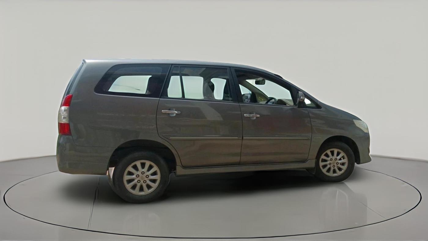2013 Toyota Innova 2.5 VX 7 STR, Diesel, Manual, 2,15,000 km, exterior