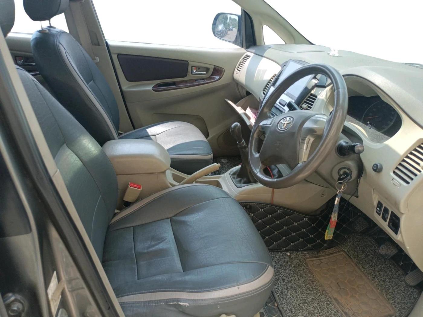 2013 Toyota Innova 2.5 VX 7 STR, Diesel, Manual, 2,15,000 km, interior