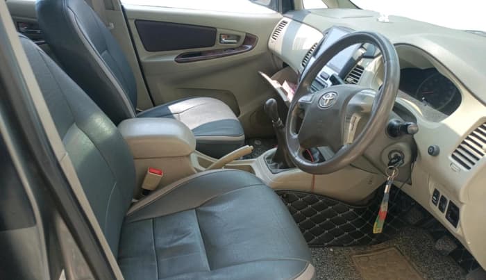 2013 Toyota Innova 2.5 VX 7 STR, Diesel, Manual, 2,10,539 km, interior