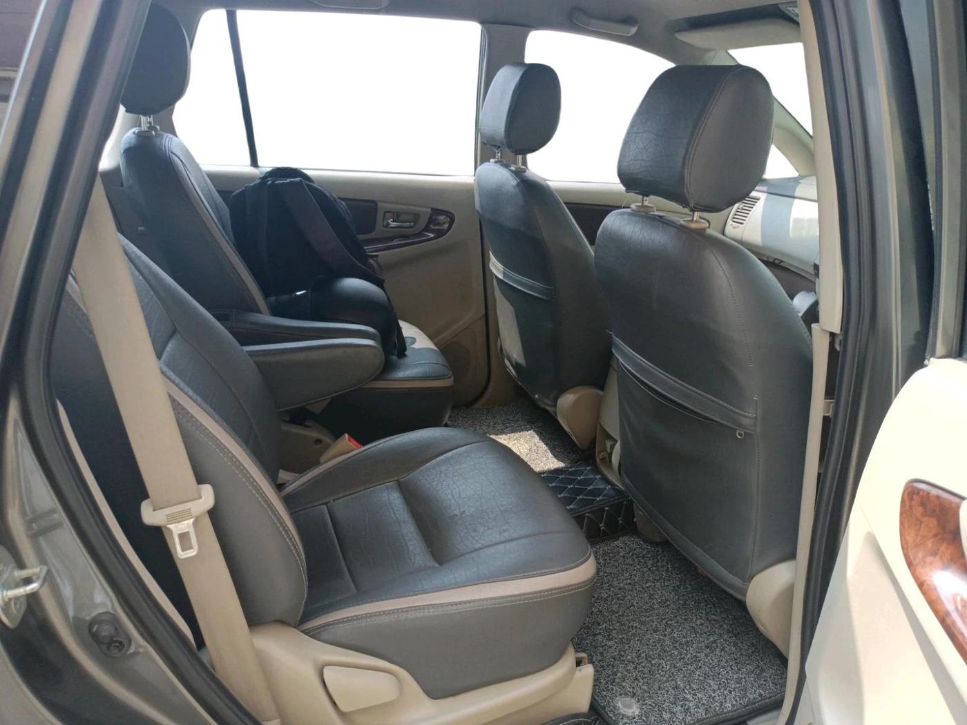2013 Toyota Innova 2.5 VX 7 STR, Diesel, Manual, 2,15,000 km, interior