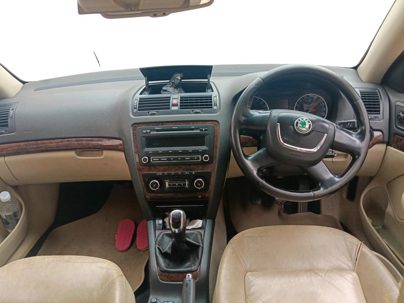 2012 Skoda Laura ELEGANCE 2.0 TDI CR MT, Diesel, Manual, 1,64,212 km, interior