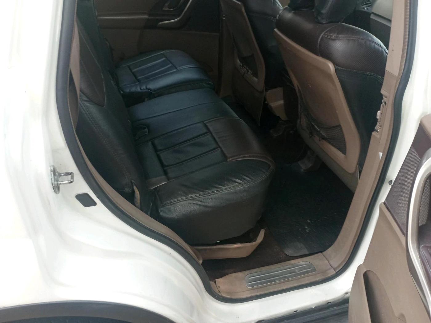 2014 Mahindra XUV500 W8, Diesel, Manual, 4,50,000 km, interior
