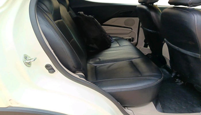 2021 Mahindra XUV300 W6 1.5 Diesel, Diesel, Manual, 1,49,548 km, interior