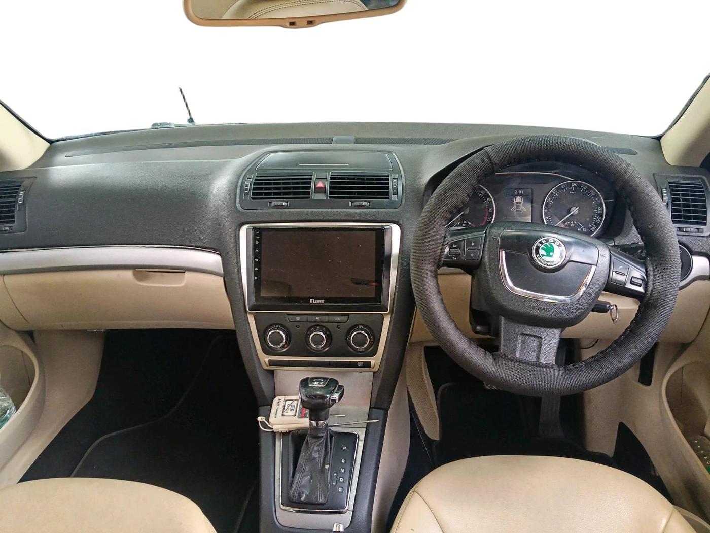 2013 Skoda Laura AMBIENTE 2.0 TDI CR AT, Diesel, Automatic, 1,09,683 km, interior