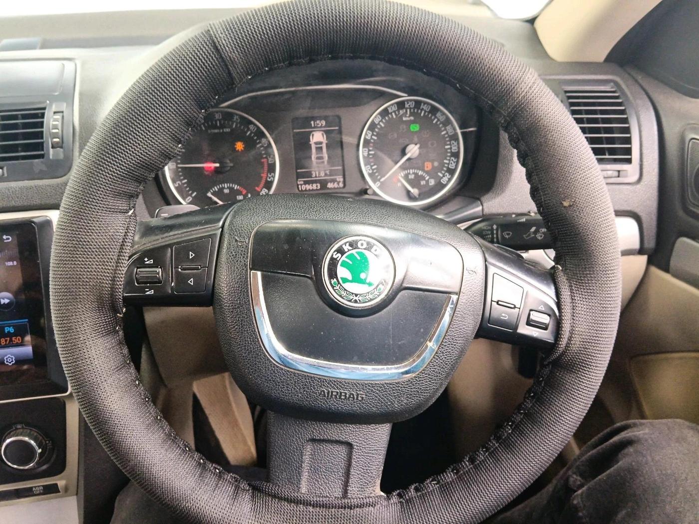 2013 Skoda Laura AMBIENTE 2.0 TDI CR AT, Diesel, Automatic, 1,09,683 km, interior