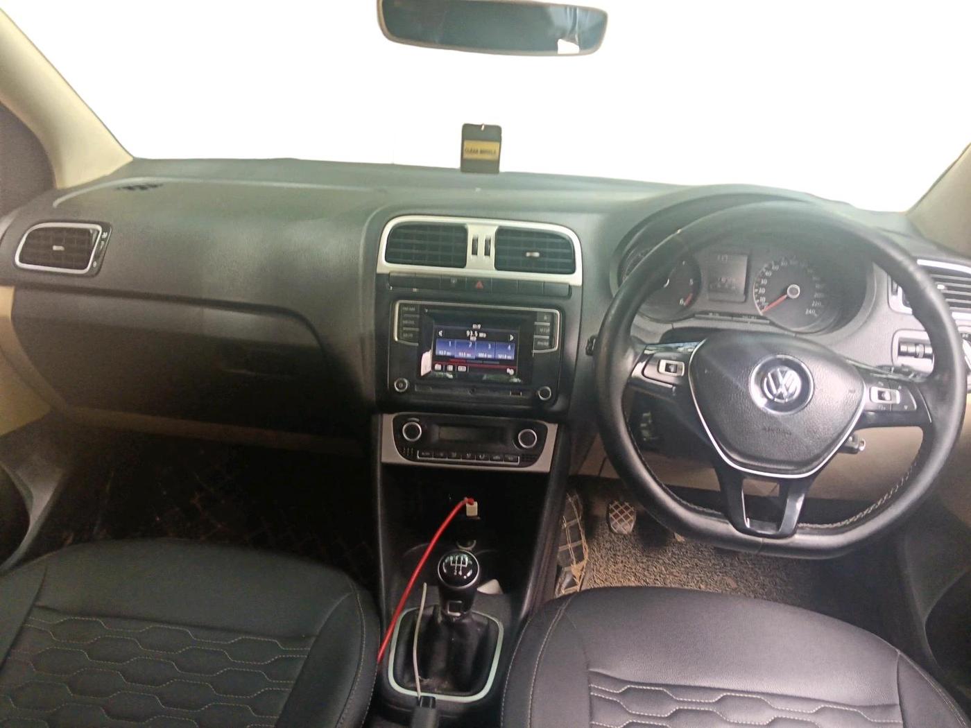 2016 Volkswagen Polo HIGHLINE1.5L, Diesel, Manual, 1,18,729 km, interior