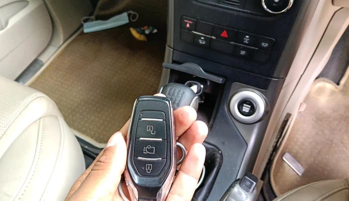 2016 Mahindra XUV500 W10, Diesel, Manual, 1,11,607 km, interior