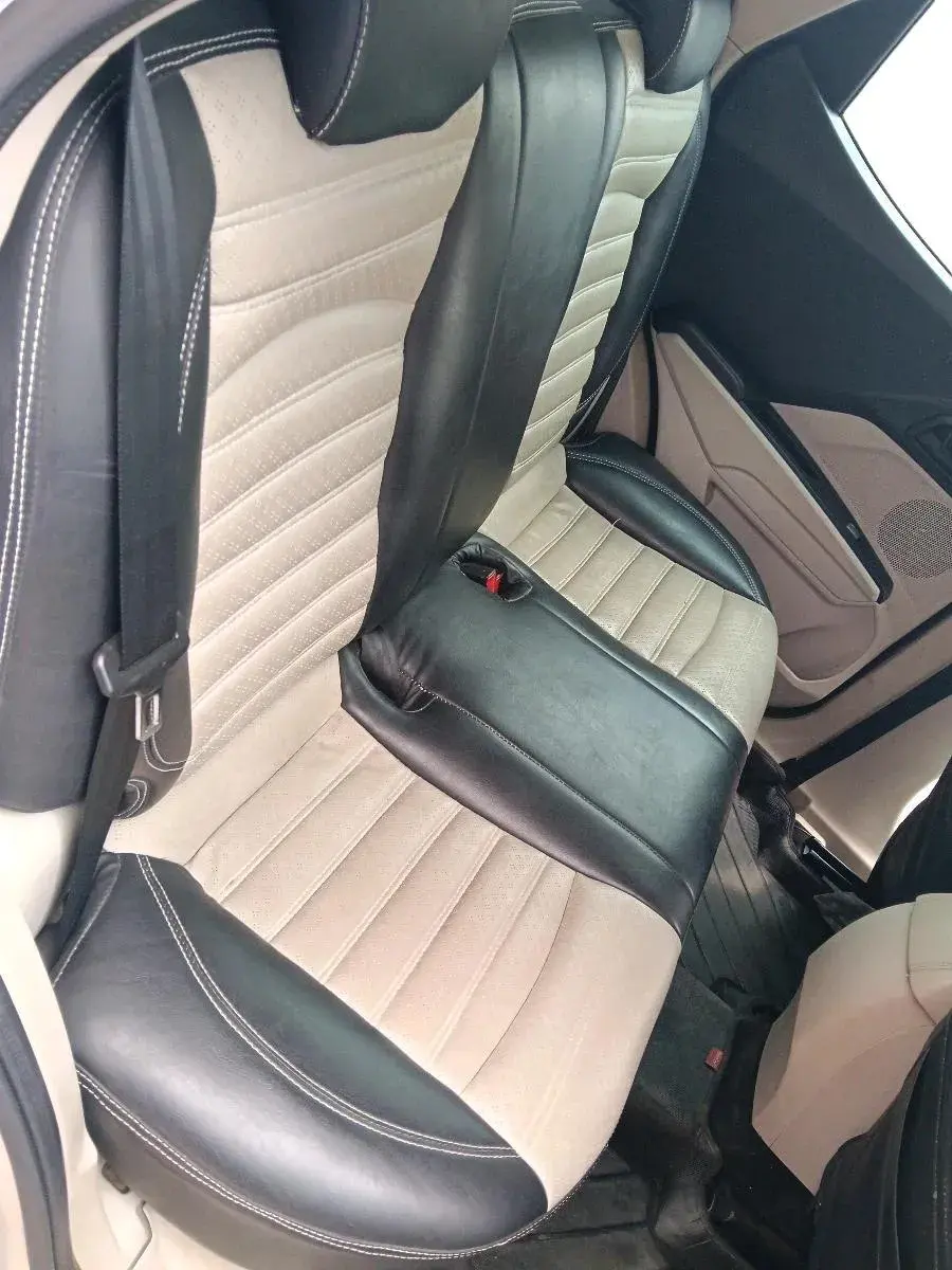 2019 Mahindra XUV300 W4 1.5 DIESEL, Diesel, Manual, 1,01,338 km, interior