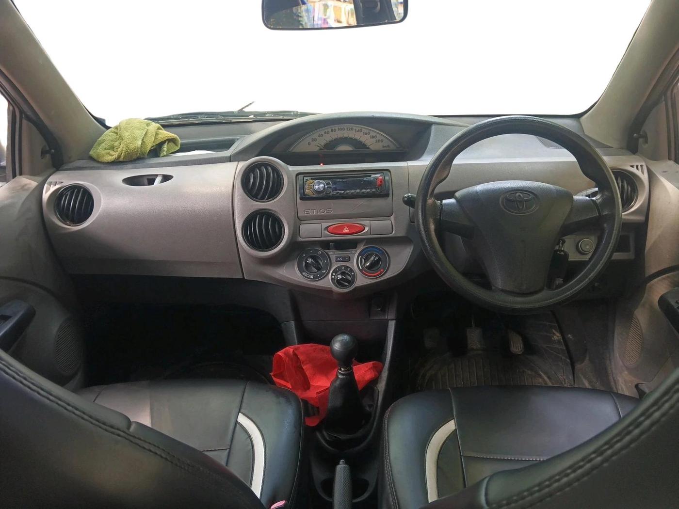 2011 Toyota Etios Liva G, CNG, Manual, 99,208 km, interior