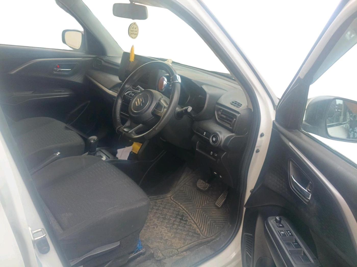 2025 Maruti Swift ZXi AMT, Petrol, Automatic, 20,276 km, interior