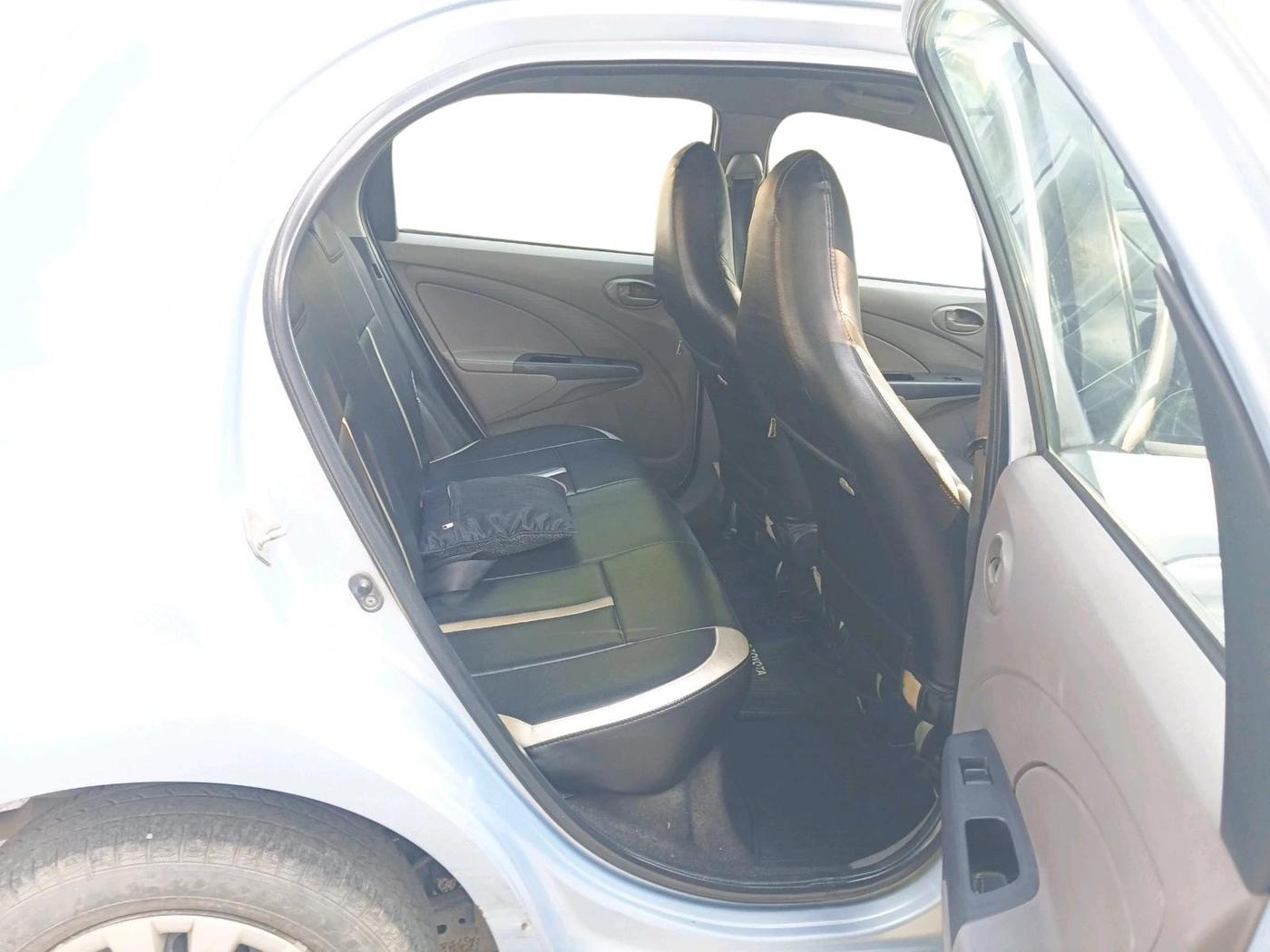 2011 Toyota Etios Liva G, Petrol, Manual, 1,16,791 km, interior