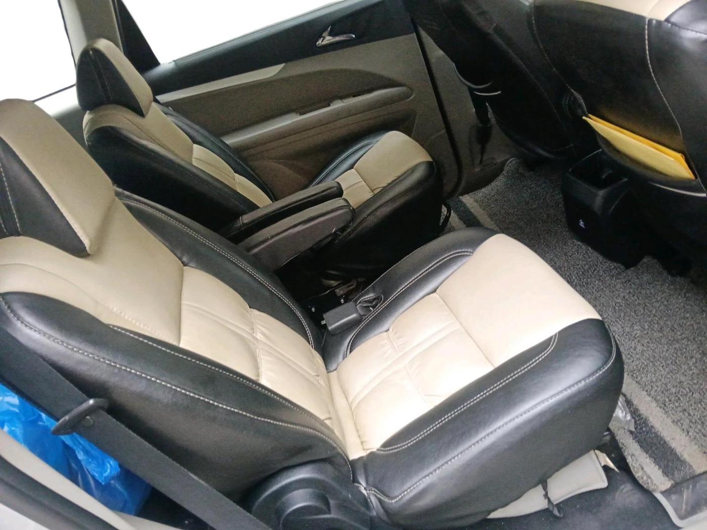 2018 Mahindra MARAZZO M8 7 STR, Diesel, Manual, 1,29,401 km, interior