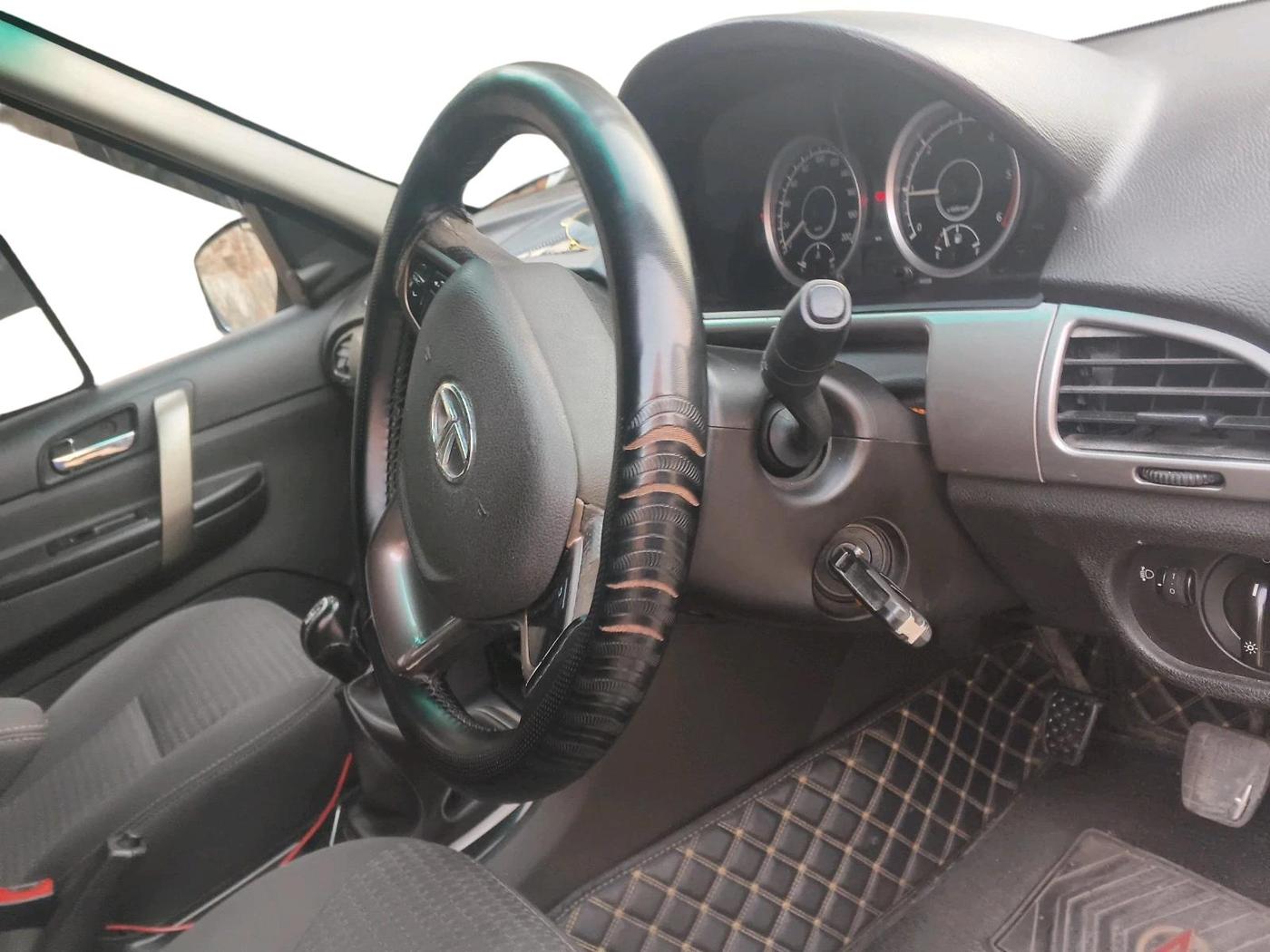 2017 Tata Safari Storme 2.2 EX 4X2, Diesel, Manual, 1,16,567 km, interior