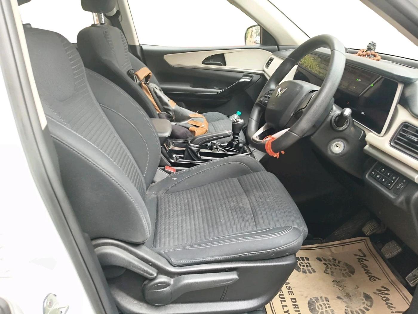 2023 Mahindra XUV700 AX 5 D MT 7 STR, Diesel, Manual, 55,113 km, interior