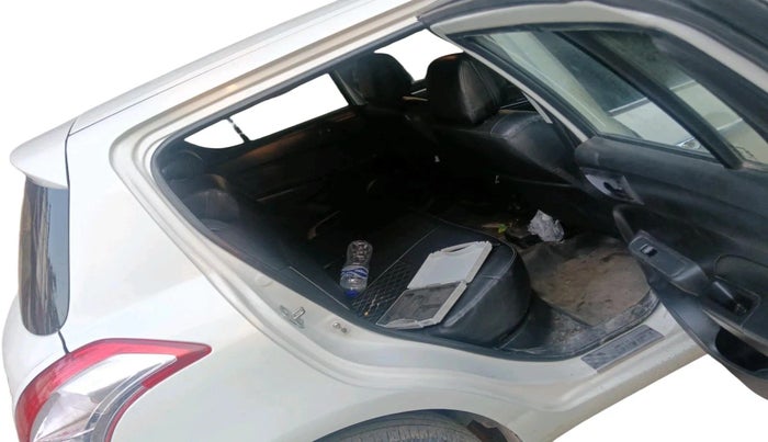 2017 Maruti Swift LXI (O), CNG, Manual, 1,34,313 km, interior