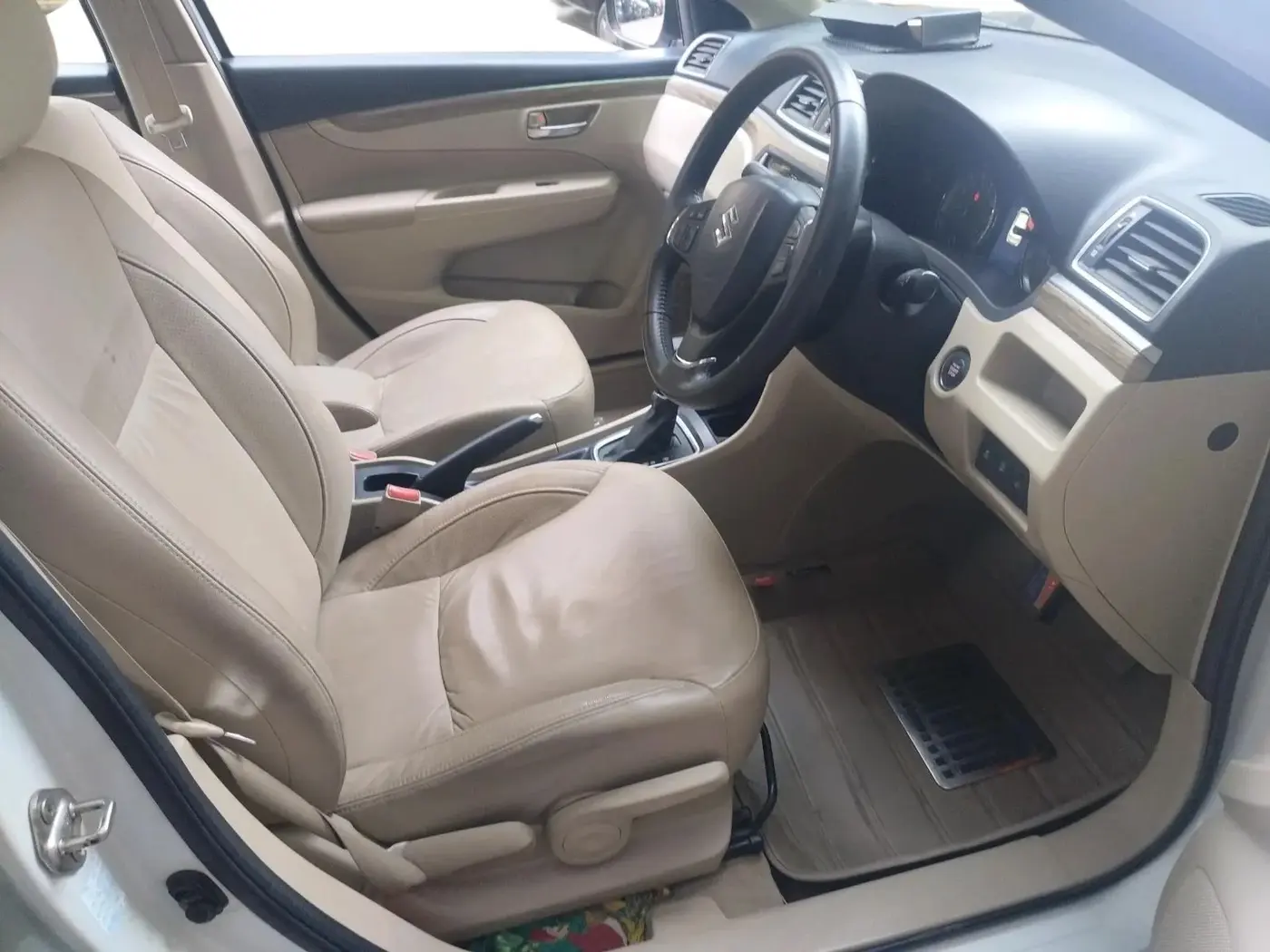 2019 Maruti Ciaz ALPHA  AT 1.5 SHVS PETROL, Petrol, Automatic, 28,046 km, interior