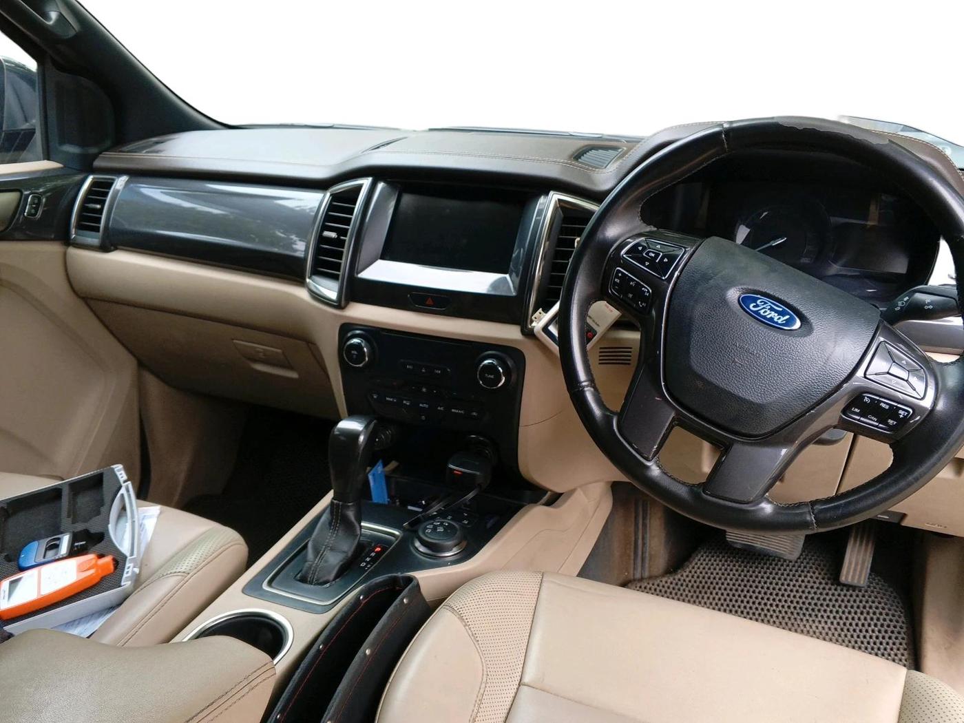 2016 Ford Endeavour TITANIUM 3.2 4X4 AT, Diesel, Automatic, 2,28,539 km, interior